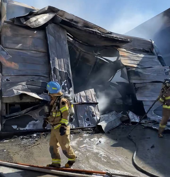 [대구=뉴시스] 17일 낮 12시53분께 대구 동구 방촌동의 한 도소매 공장 물류창고에서 불이 났다. (사진=대구소방안전본부 제공) 2025.02.17. photo@newsis.com *재판매 및 DB 금지