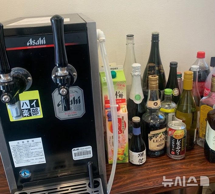 [서울=뉴시스] 일본 소규모 IT회사 트러스트링 사무실 내에 마련된 다양한 음료와 주류 (사진=인스타그램)