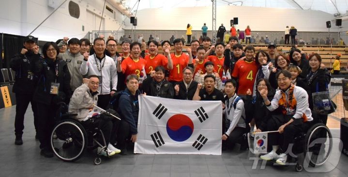 [밴쿠버=뉴시스] 15일(현지시간) 밴쿠버 컨벤션센터에서 펼쳐진 2025 캐나다 인빅터스 게임 좌식배구 경기를 관람한 견종호 밴쿠버 총영사 등 영사관 관계자와 교민들이 한국 대표팀 선수들과 기념촬영을 하고 있다. (사진=국가보훈부 공동취재단) 2025.02.17. *재판매 및 DB 금지