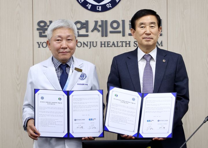 업무협약하는 어영 원주세브란스병원장과 조길형 충주시장(왼쪽부터) *재판매 및 DB 금지