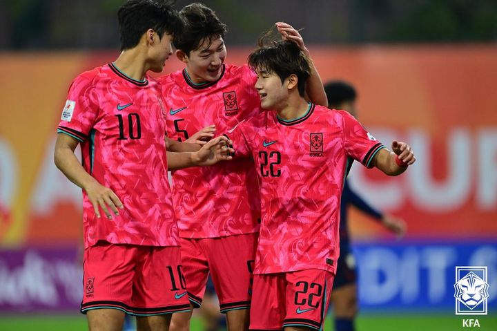 [서울=뉴시스] 20세 이하(U-20) 남자 축구대표팀의 윤도영(오른쪽). (사진=대한축구협회 제공) *재판매 및 DB 금지