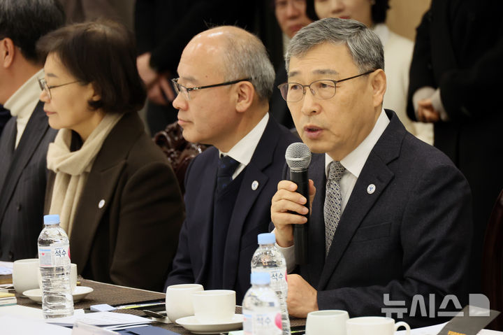 [서울=뉴시스] 조성우 기자 = 정근식(오른쪽) 서울시교육감이 지난 17일 오전 서울 여의도의 한 식당에서 열린 더불어민주당 서울특별시당-서울특별시교육청 교육정책협의회에서 발언하고 있는 모습. 2025.02.17. xconfind@newsis.com