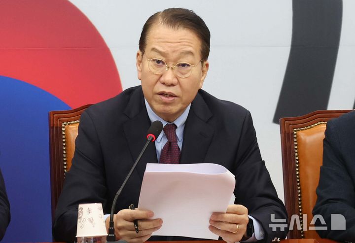 [서울=뉴시스] 조성봉 기자= 권영세 국민의힘 비상대책위원장이 17일 오전 서울 여의도 국회에서 열린 비상대책위원회의에서 발언을 하고 있다. 2025.02.17. suncho21@newsis.com