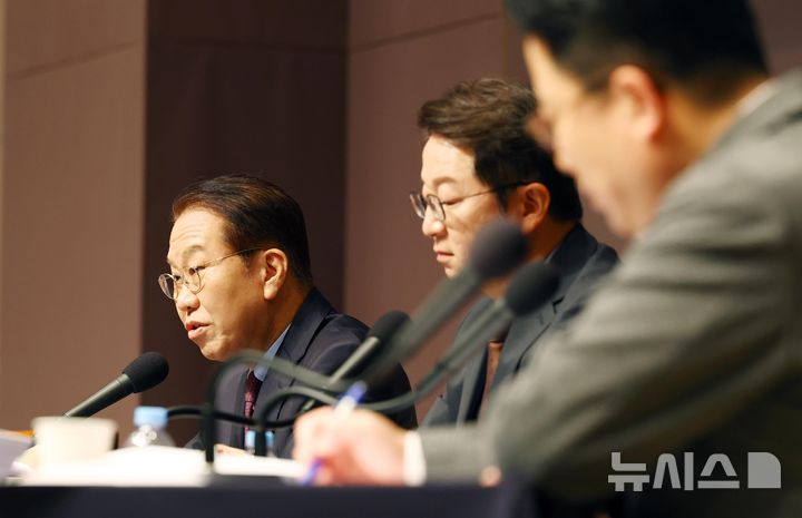 [서울=뉴시스] 박주성 기자 = 권영세 국민의힘 비상대책위원장이 17일 오전 서울 중구 한국프레스센터에서 열린 관훈클럽초청 토론회에서 발언하고 있다. 2025.02.17. park7691@newsis.com