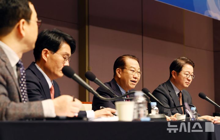 [서울=뉴시스] 박주성 기자 = 권영세 국민의힘 비상대책위원장이 17일 오전 서울 중구 한국프레스센터에서 열린 관훈클럽초청 토론회에서 발언하고 있다. 2025.02.17. park7691@newsis.com