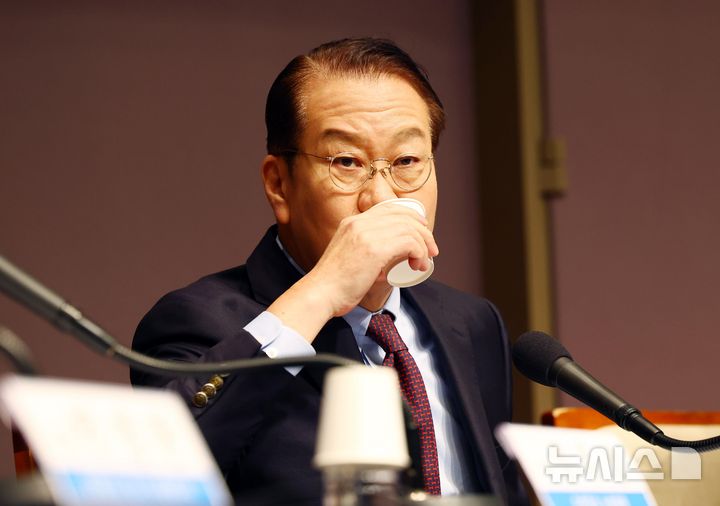 [서울=뉴시스] 박주성 기자 = 권영세 국민의힘 비상대책위원장이 17일 오전 서울 중구 한국프레스센터에서 열린 관훈클럽초청 토론회에서 물을 마시고 있다. 2025.02.17. park7691@newsis.com
