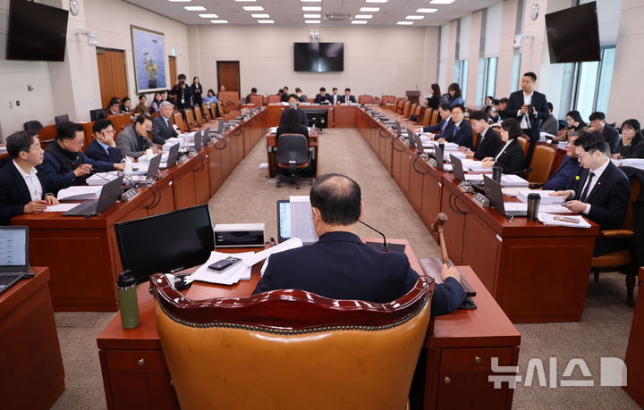 [서울=뉴시스] 권창회 기자 = 17일 오전 서울 여의도 국회에서 열린 산업통상자원중소벤처기업위원회 산업통상자원특허소위원회에서 김원이 소위원장이 의사봉을 두드리고 있다. 2025.02.17. kch0523@newsis.com