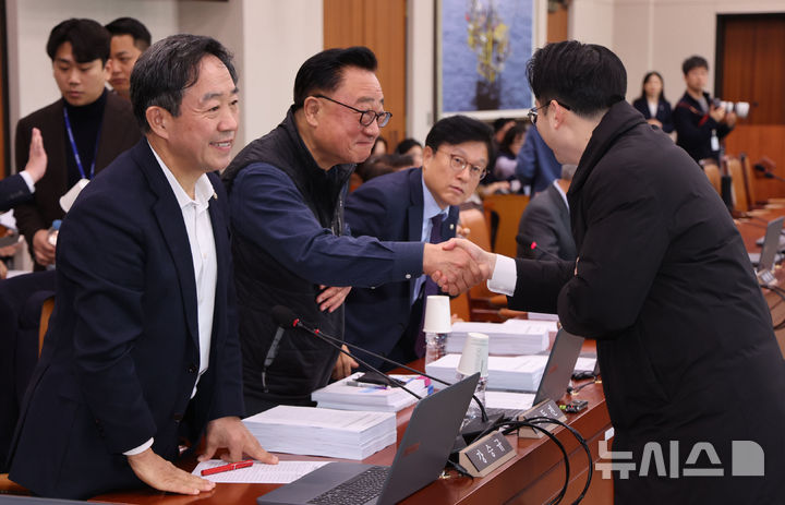 [서울=뉴시스] 권창회 기자 = 17일 오전 서울 여의도 국회에서 열린 산업통상자원중소벤처기업위원회 산업통상자원특허소위원회에서 김동아 더불어민주당 의원과 고동진 국민의힘 의원이 악수하고 있다. 2025.02.17. kch0523@newsis.com