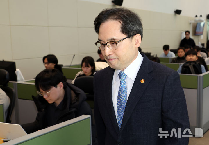 [세종=뉴시스] 강종민 기자 = 한기정 공정거래위원장이 17일 세종시 정부세종청사에서 열린 출입기자 간담회에 참석하고 있다. 2025.02.17. ppkjm@newsis.com