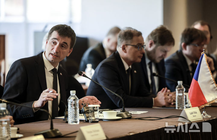 [서울=뉴시스] 정병혁 기자 = 루카쉬 블첵 체코 산업통상부 장관이 17일 서울 중구 플라자호텔에서 열린 한-체코 장관급 공급망에너지대회에서 모두발언을 하고 있다. 2025.02.17. jhope@newsis.com