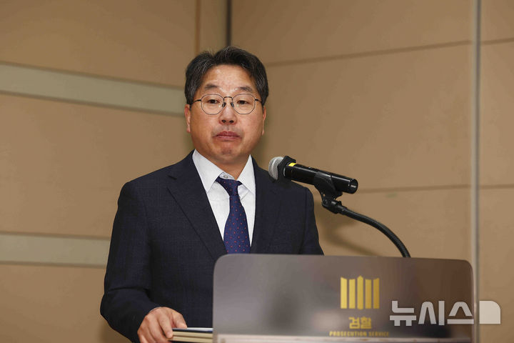 [서울=뉴시스] 김근수 기자 = 노만석 대검찰청 마약 조직범죄부장이 17일 서울 서초구 대검찰청 국가디지털포렌식센터(NDFC)에서 열린 제5차 마약범죄 특별수사본부 회의에서 인사말을 하고 있다. 2025.02.17. ks@newsis.com