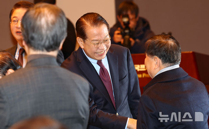 [서울=뉴시스] 박주성 기자 = 권영세 국민의힘 비상대책위원장이 17일 오전 서울 중구 한국프레스센터에서 열린 관훈클럽초청 토론회에서 참석자들과 인사를 나누고 있다. 2025.02.17. park7691@newsis.com