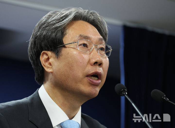 [서울=뉴시스] 김명원 기자 = 최장혁 개인정보보호위원회(개인정보위) 부위원장이 17일 오전 서울 종로구 정부서울청사에서 딥시크(DeepSeek) 진행상황 관련 브리핑을 하고 있다. 최장혁 부위원장은 "제3사업바와 통신 기능 및 개인정보 처리 방침 상미흡한 부분이 일부 확인되어 개인정보보호법에 따라 딥시크 서비스를 잠정 중단 후 개선·보완하도록 딥시크 사에 권고 했으며, 딥스크사가 이를 수용해 15일 18시부터 국내 앱마켓에서 딥시크 서비그를 잠정 중단한다"고 밝혔다. 2025.02.17. kmx1105@newsis.com