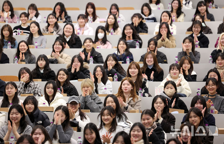[서울=뉴시스] 김선웅 기자 = 17일 서울 서대문구 이화여자대학교에서 열린 인문과학대학 신입생 오리엔테이션(OT)에 참석한 예비 이화여대 학생들이 학교생활 관련 설명을 듣고 있다. 2025.02.17. mangusta@newsis.com