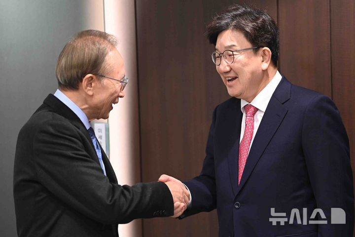 [서울=뉴시스] 김근수 기자 = 권성동 국민의힘 원내대표가 17일 오전 서울 서초구 이명박재단 사무실을 찾아 이명박 전 대통령과 악수하고 있다. (공동취재) 2025.02.17. photo@newsis.com