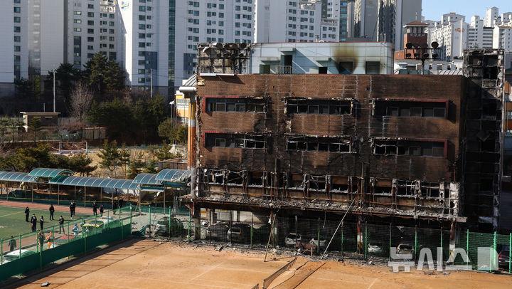 [서울=뉴시스] 황준선 기자 = 17일 서울 성동구 무학여자고등학교에서 경찰·소방 관계자들이 지난 15일 화재가 발생한 별관 건물에 대한 현장감식을 하고 있다. 2025.02.17. hwang@newsis.com