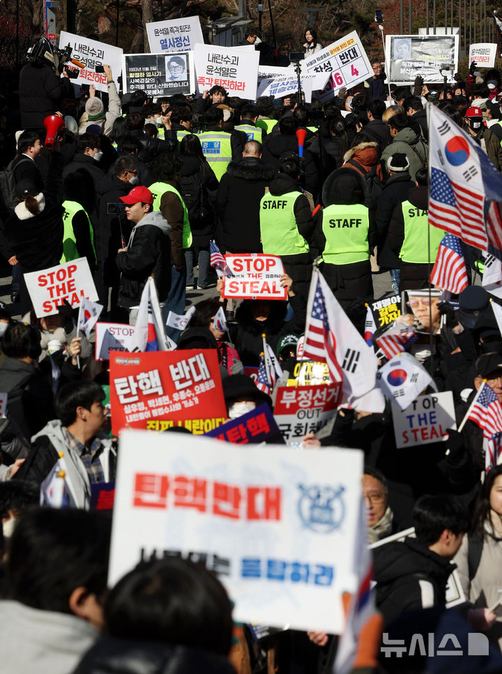 [서울=뉴시스] 홍효식 기자 = 17일 서울 관악구 서울대학교 학생회관 앞에서 윤석열 대통령 퇴진을 촉구하는 서울대 공동행동 참가자들과 탄핵을 반대하는 서울대인 및 시민들이 상반된 목소리를 내고 있다. 2025.02.17. yesphoto@newsis.com