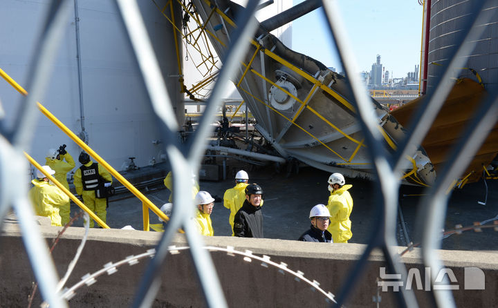 [울산=뉴시스] 배병수 기자 = 17일 울산해양경찰, 국립과학수사연구원, 소방, 고용노동부 등 8개기관이 지난 10일 울산 울주군 온산읍 유나이티드터미널코리아(UTK) 유류 탱크에서 발생한 화재현장에서 화재원인을 밝히기 위한 합동감식을 벌이고 있다. 2025.02.17.bbs@newsis.com.