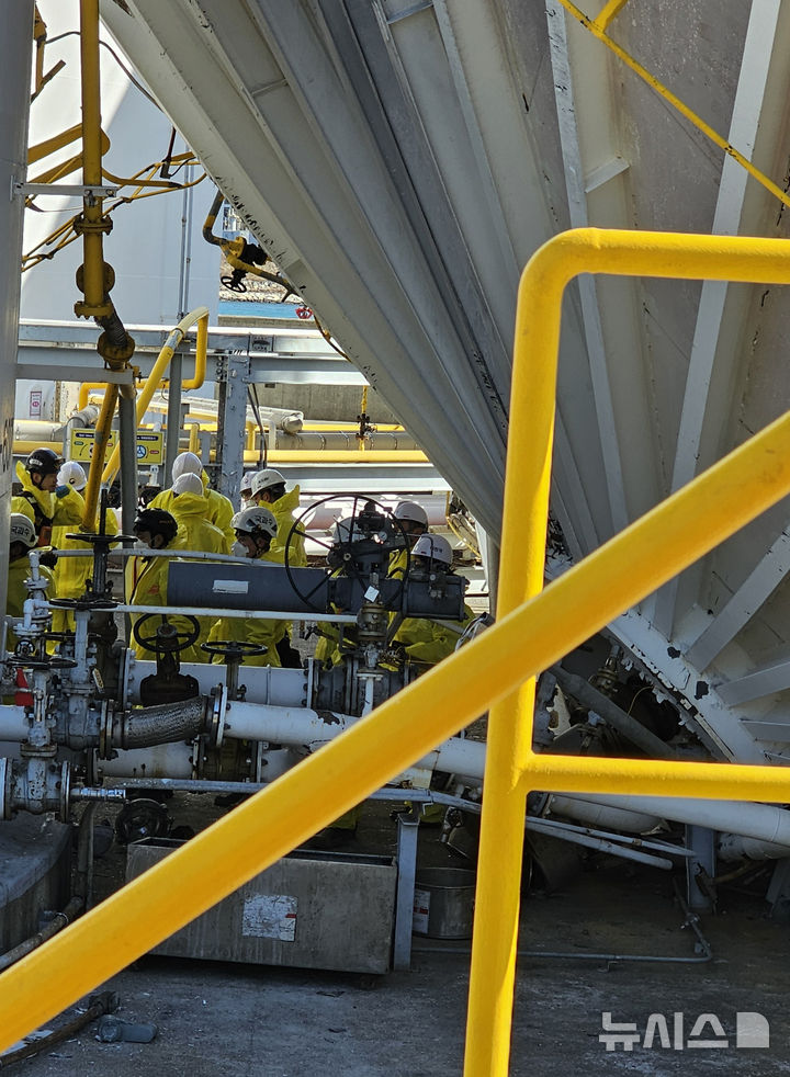 [울산=뉴시스] 배병수 기자 = 17일 울산해양경찰, 국립과학수사연구원, 소방, 고용노동부 등 8개기관이 지난 10일 울산 울주군 온산읍 유나이티드터미널코리아(UTK) 유류 탱크에서 발생한 화재현장에서 화재원인을 밝히기 위한 합동감식을 벌이고 있다. 2025.02.17.bbs@newsis.com.