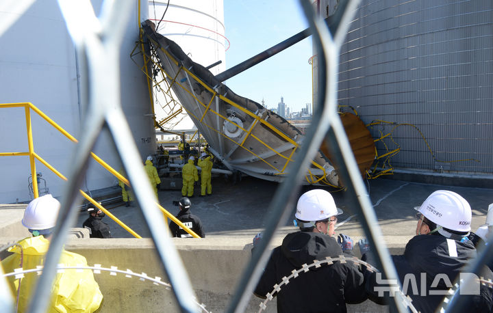 [울산=뉴시스] 배병수 기자 = 17일 울산해양경찰, 국립과학수사연구원, 소방, 고용노동부 등 8개기관이 지난 10일 울산 울주군 온산읍 유나이티드터미널코리아(UTK) 유류 탱크에서 발생한 화재현장에서 화재원인을 밝히기 위한 합동감식을 벌이고 있다. 2025.02.17.bbs@newsis.com.