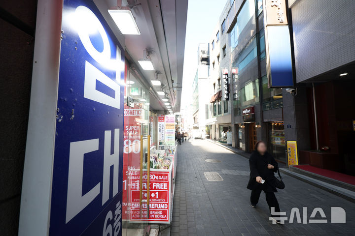 [서울=뉴시스] 김선웅 기자 = 서울 명동거리의 한 건물에 임대 문구가 붙어 있다. 2025.02.17. mangusta@newsis.com