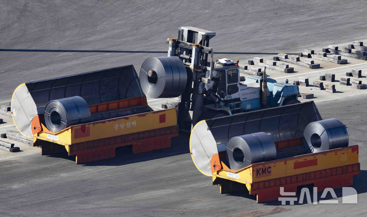 [평택=뉴시스] 김근수 기자 = 도널드 트럼프 미국 대통령이 수입되는 모든 철강과 알루미늄 제품에 관세 25% 부과를 공식 발표한 가운데 17일 경기 평택항에 철강 제품들이 쌓여 있다. 한국은 지난 2018년 트럼프 1기 때 관세를 면제받는 대신 연간 수출량을 약 263만t으로 제한하는 할당제를 수용했다. 2025.02.17. ks@newsis.com