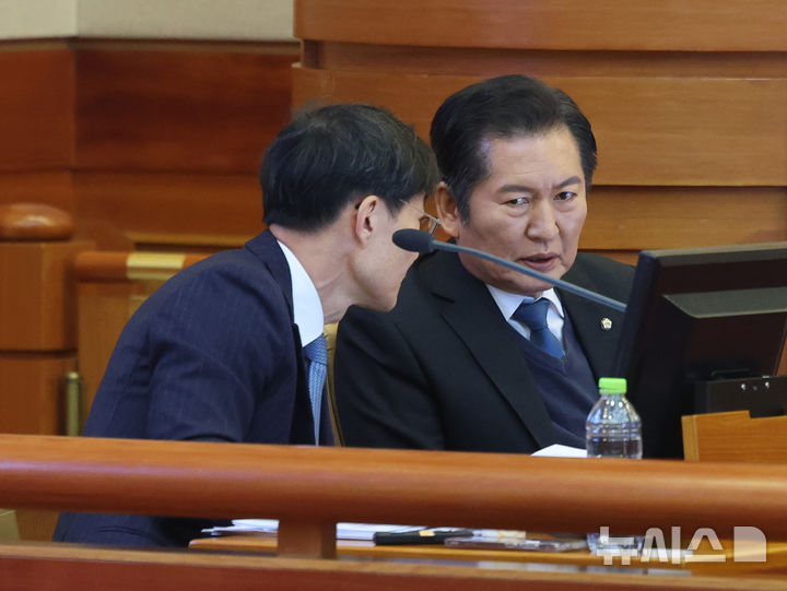 [서울=뉴시스] 김금보 기자 = 정청래 국회 법사위원장과 김민석 더불어민주당 최고의원이 17일 서울 종로구 헌법재판소 대심판정에서 열린 이창수 서울중앙지검장, 조상원 4차장검사, 최재훈 반부패수사2부장검사에 대한 탄핵심판 1차 변론기일에서 재판을 기다리며 대화하고 있다. 2025.02.17. kgb@newsis.com
