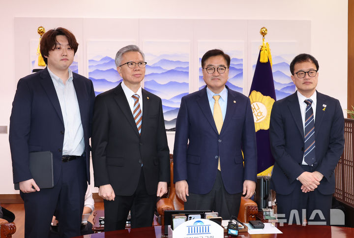 [서울=뉴시스] 고승민 기자 = 우원식 국회 의장이 17일 서울 여의도 국회에서 대한의사협회 김택우 회장과 박단 부회장을 만나 기념촬영하고 있다. 2025.02.17. kkssmm99@newsis.com