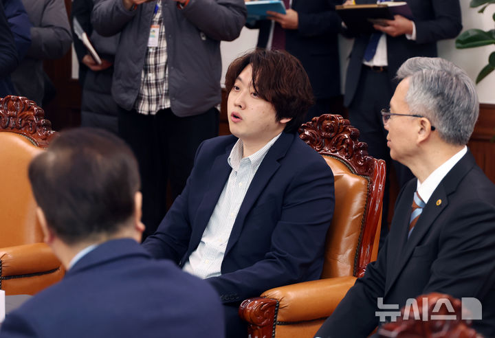 [서울=뉴시스] 고승민 기자 = 박단 대한의사협회 부회장이 17일 서울 여의도 국회에서 우원식 국회 의장을 예방, 인사말을 하고 있다. 2025.02.17. kkssmm99@newsis.com