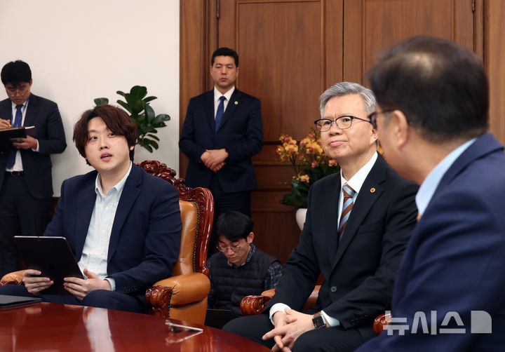 [서울=뉴시스] 고승민 기자 = 박단 대한의사협회 부회장이 17일 서울 여의도 국회에서 우원식 국회 의장을 예방, 인사말을 하고 있다. 2025.02.17. kkssmm99@newsis.com