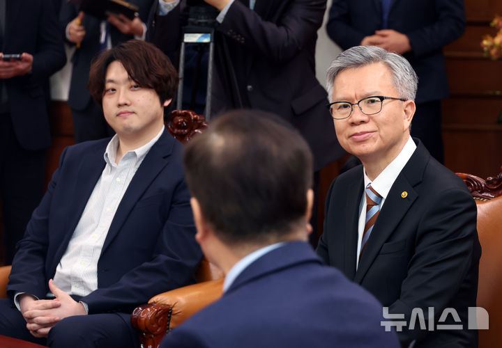 [서울=뉴시스] 고승민 기자 = 대한의사협회 김택우 회장과 박단 부회장이 17일 서울 여의도 국회에서 우원식 국회 의장을 예방, 우 의장의 인사말을 듣고 있다. 2025.02.17. kkssmm99@newsis.com