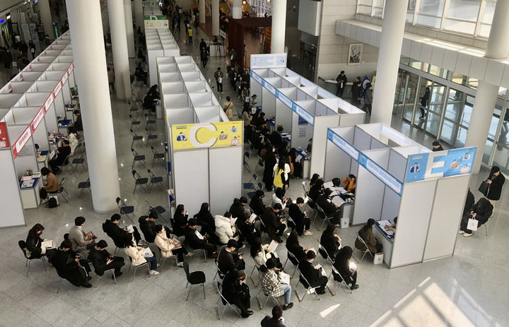 [광주=뉴시스] 17일 오전 광주 서구 광주시청 1층 시민홀에서 구직청년과 업체가 만나는 '드림만남의 날' 행사가 열리고 있다. (사진=광주시청 제공). photo@newsis.com *재판매 및 DB 금지