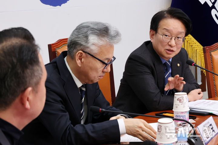 [서울=뉴시스] 조성우 기자 = 권칠승(오른쪽) 더불어민주당 중소기업특별위원회 위원장이 17일 오후 서울 여의도 국회에서 열린 중소기업특별위원회 정책수렴 및 출범식에서 발언하고 있다. 2025.02.17. xconfind@newsis.com