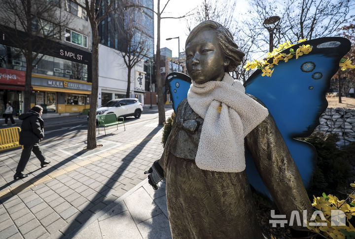 [서울=뉴시스] 정병혁 기자 = 일본군 위안부 피해자인 길원옥 할머니가 지난 16일 별세했다. 향년 97세. 길원옥 할머니는 이날 인천 연수구 자택에서 노환으로 별세했다. 길 할머니가 세상을 떠나면서 일본군 위안부 피해 생존자는 7명으로 줄었다. 정부에 등록된 일본군 위안부 피해자는 모두 240명으로 233명이 사망했다. 사진은 17일 서울 서대문구 이대역 인근 평화의 소녀상. 2025.02.17. jhope@newsis.com