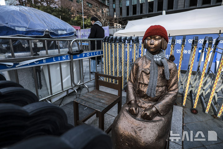 [서울=뉴시스] 정병혁 기자 = 일본군 위안부 피해자인 길원옥 할머니가 지난 16일 별세했다. 향년 97세. 길원옥 할머니는 이날 인천 연수구 자택에서 노환으로 별세했다. 길 할머니가 세상을 떠나면서 일본군 위안부 피해 생존자는 7명으로 줄었다. 정부에 등록된 일본군 위안부 피해자는 모두 240명으로 233명이 사망했다. 사진은 17일 서울 종로구 옛 일본대사관 인근 평화의 소녀상. 2025.02.17. jhope@newsis.com