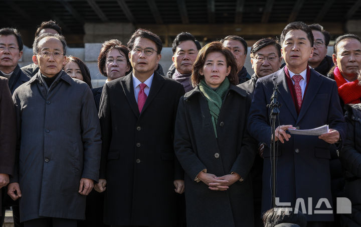 [서울=뉴시스] 정병혁 기자 = 김기현, 나경원, 윤상현 국민의힘 의원을 비롯한 여당 의원들이 17일 서울 종로구 헌법재판소 앞에서 윤석열 대통령 최소한 방어권 보장 촉구 및 불공정성 규탄과 관련해 헌법재판소 사무처장을 면담하기에 앞서 기자회견을 하고 있다. 2025.02.17. jhope@newsis.com