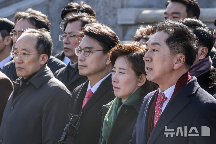 [서울=뉴시스] 정병혁 기자 = 김기현, 나경원, 윤상현 국민의힘 의원을 비롯한 여당 의원들이 17일 서울 종로구 헌법재판소 앞에서 윤석열 대통령 최소한 방어권 보장 촉구 및 불공정성 규탄과 관련해 헌법재판소 사무처장을 면담하기에 앞서 기자회견을 하고 있다. 2025.02.17. jhope@newsis.com