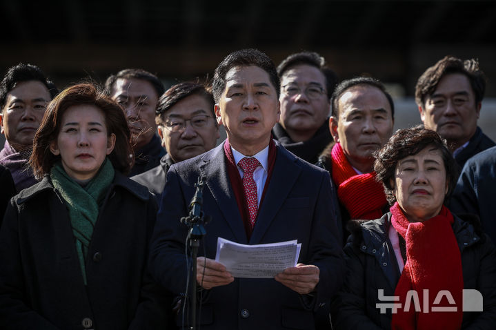 [서울=뉴시스] 정병혁 기자 = 김기현 국민의힘 의원이 17일 서울 종로구 헌법재판소 앞에서 윤석열 대통령 최소한 방어권 보장 촉구 및 불공정성 규탄과 관련해 헌법재판소 사무처장을 면담하기에 앞서 열린 기자회견에서 발언하고 있다. 2025.02.17. jhope@newsis.com
