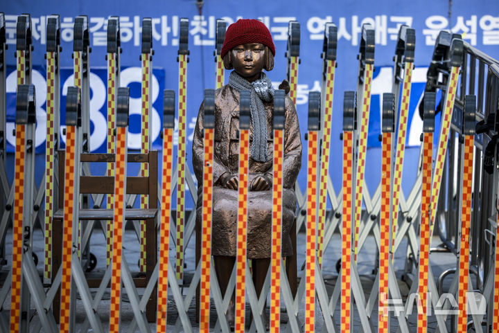 [서울=뉴시스] 정병혁 기자 = 서울 종로구 옛 일본대사관 인근 평화의 소녀상. 2025.02.17. jhope@newsis.com