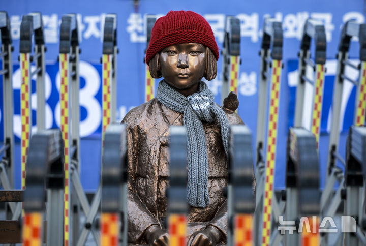 [서울=뉴시스] 서울 종로구 옛 일본대사관 인근 평화의 소녀상. (사진=뉴시스DB) photo@newsis.com
