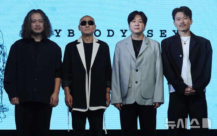 [서울=뉴시스] 김혜진 기자 = YB 밴드가 17일 오후 서울 마포구 롤링홀에서 열린 새 앨범 '오디세이'(Odyssey) 발매 기념 쇼케이스에서 포즈를 취하고 있다. 선공개 곡으로 컴백 예열에 돌입한 YB의 새 EP 앨범 'Odyssey'는 험난한 경험을 통해 성장하며 자아를 찾아 나가는 과정을 담고 있다. 올해 데뷔 30주년을 맞은 YB는 '새로운 여행을 떠나는 첫 발걸음'으로 모던메탈 장르를 선택했다. YB는 이번 앨범을 통해 국내 최고 메탈 전문가들과 협업해 파격적인고 실험적인 변화를 보여줄 예정이다. 2025.02.17. jini@newsis.com