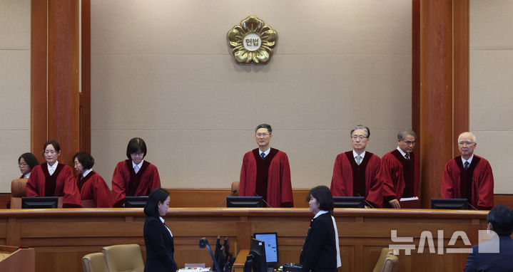 [서울=뉴시스] 김금보 기자 = 문형배 헌법재판소장 권한대행을 비롯한 헌법재판관들이 17일 오후 서울 종로구 헌법재판소에서 열린 이창수 서울중앙지검장, 조상원 4차장검사, 최재훈 반부패수사2부장검사에 대한 탄핵심판 1차 변론기일에서 대심판정에 입장하고 있다. 2025.02.17. kgb@newsis.com