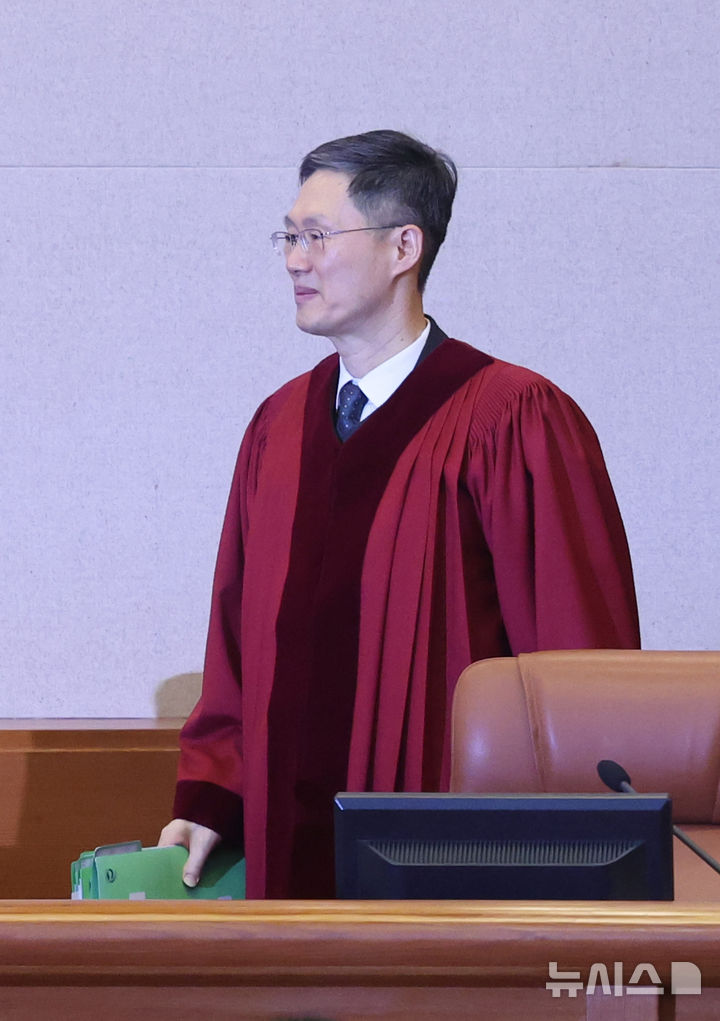 [서울=뉴시스] 김금보 기자 = 문형배 헌법재판소장 권한대행이 17일 오후 서울 종로구 헌법재판소에서 열린 이창수 서울중앙지검장, 조상원 4차장검사, 최재훈 반부패수사2부장검사에 대한 탄핵심판 1차 변론기일에서 대심판정에 입장하고 있다. 2025.02.17. kgb@newsis.com