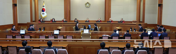 [서울=뉴시스] 김금보 기자 = 문형배 헌법재판소장 권한대행을 비롯한 헌법재판관들이 17일 오후 서울 종로구 헌법재판소에서 열린 이창수 서울중앙지검장, 조상원 4차장검사, 최재훈 반부패수사2부장검사에 대한 탄핵심판 1차 변론기일에서 대심판정에 착석해 있다. 2025.02.17. kgb@newsis.com