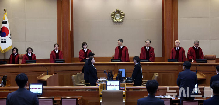 [서울=뉴시스] 김금보 기자 = 문형배 헌법재판소장 권한대행을 비롯한 헌법재판관들이 17일 오후 서울 종로구 헌법재판소에서 열린 이창수 서울중앙지검장, 조상원 4차장검사, 최재훈 반부패수사2부장검사에 대한 탄핵심판 1차 변론기일에서 대심판정에 입장하고 있다. 2025.02.17. kgb@newsis.com