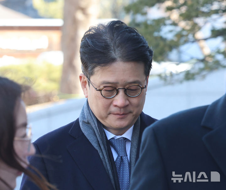 [서울=뉴시스] 김금보 기자 = 이창수 서울중앙지검장이 17일 오후 서울 종로구 헌법재판소에서 열리는 탄핵심판 1차 변론기일에 출석하고 있다. 2025.02.17. kgb@newsis.com