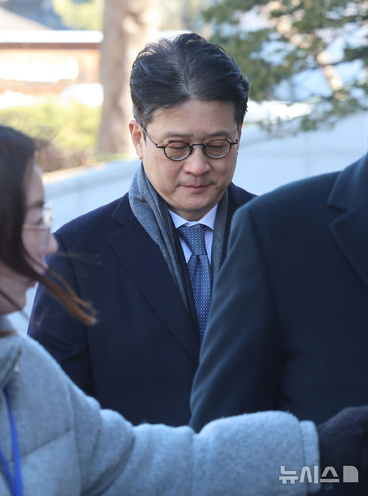 [서울=뉴시스] 김금보 기자 = 이창수 서울중앙지검장이 17일 오후 서울 종로구 헌법재판소에서 열리는 탄핵심판 1차 변론기일에 출석하고 있다. 2025.02.17. kgb@newsis.com