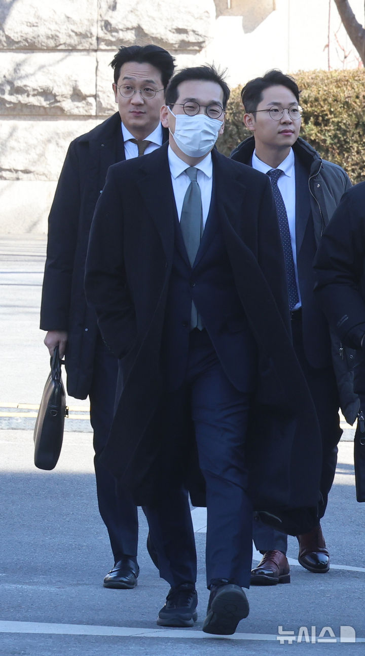 [서울=뉴시스] 김금보 기자 = 조상원 4차장검사가 17일 오후 서울 종로구 헌법재판소에서 열리는 탄핵심판 1차 변론기일에 출석하고 있다. 2025.02.17. kgb@newsis.com