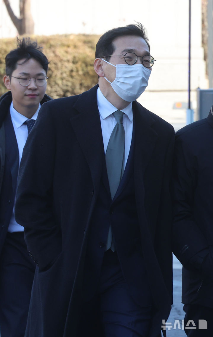 [서울=뉴시스] 김금보 기자 = 조상원 4차장검사가 17일 오후 서울 종로구 헌법재판소에서 열리는 탄핵심판 1차 변론기일에 출석하고 있다. 2025.02.17. kgb@newsis.com