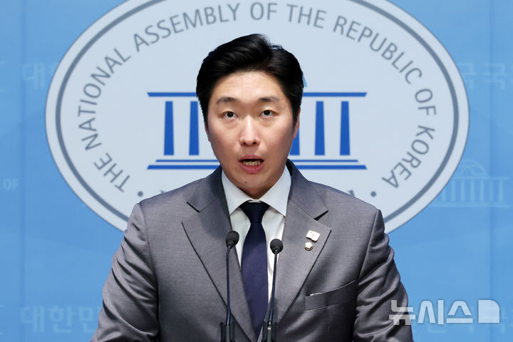 [서울=뉴시스] 조성우 기자 = 백범 김구 선생 증손자인 김용만 더불어민주당 의원이 17일 오후 서울 여의도 국회 소통관에서 김문수 고용노동부 장관이 지난 14일 대정부질문에서 백범 김구 선생 국적을 묻는 말에 중국 국적이라는 이야기가 있다고 답변한 것에 대한 규탄 기자회견을 하고 있다. 2025.02.17. xconfind@newsis.com